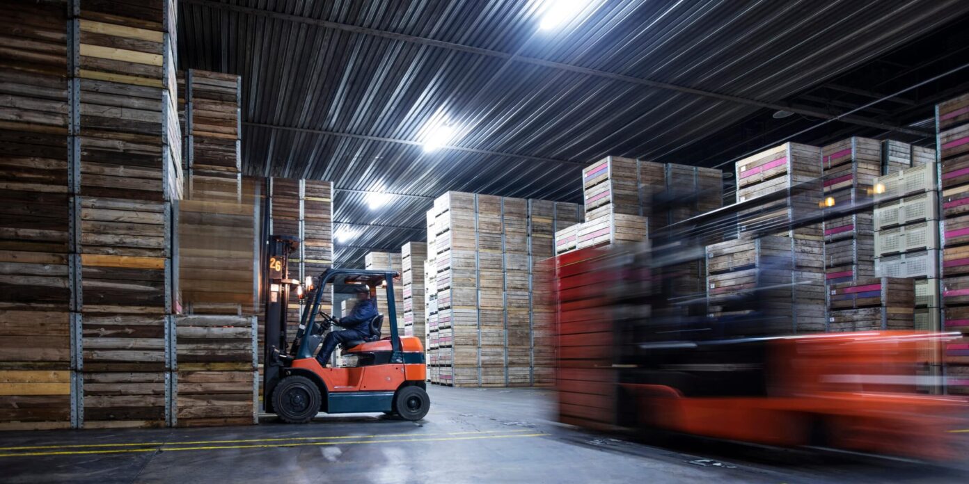 Chariot élévateur en mouvement dans un entrepôt de stockage